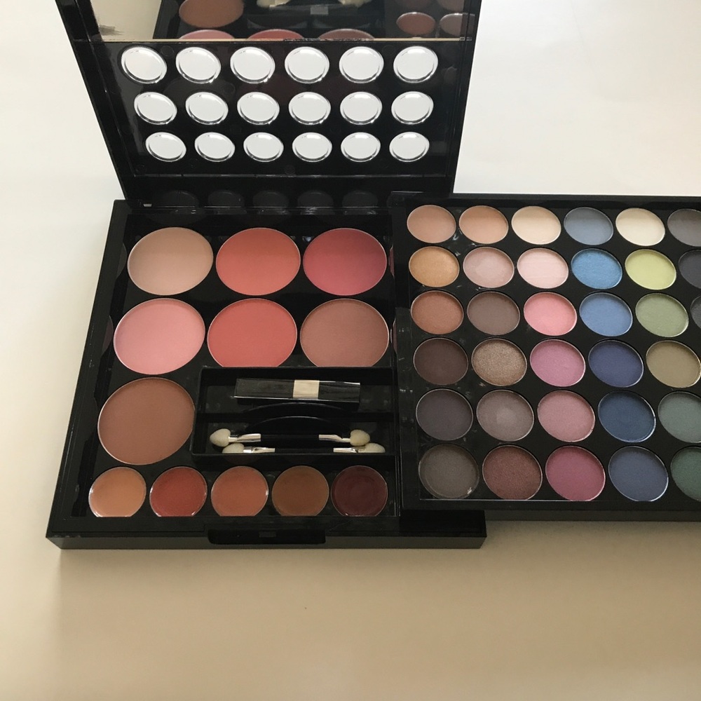 Makeup kit Saks Fifth Avenue